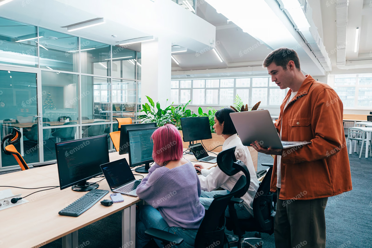 Bildbeschreibung: CRM-Oberfläche mit Serviceanfrage und Antwortverlauf